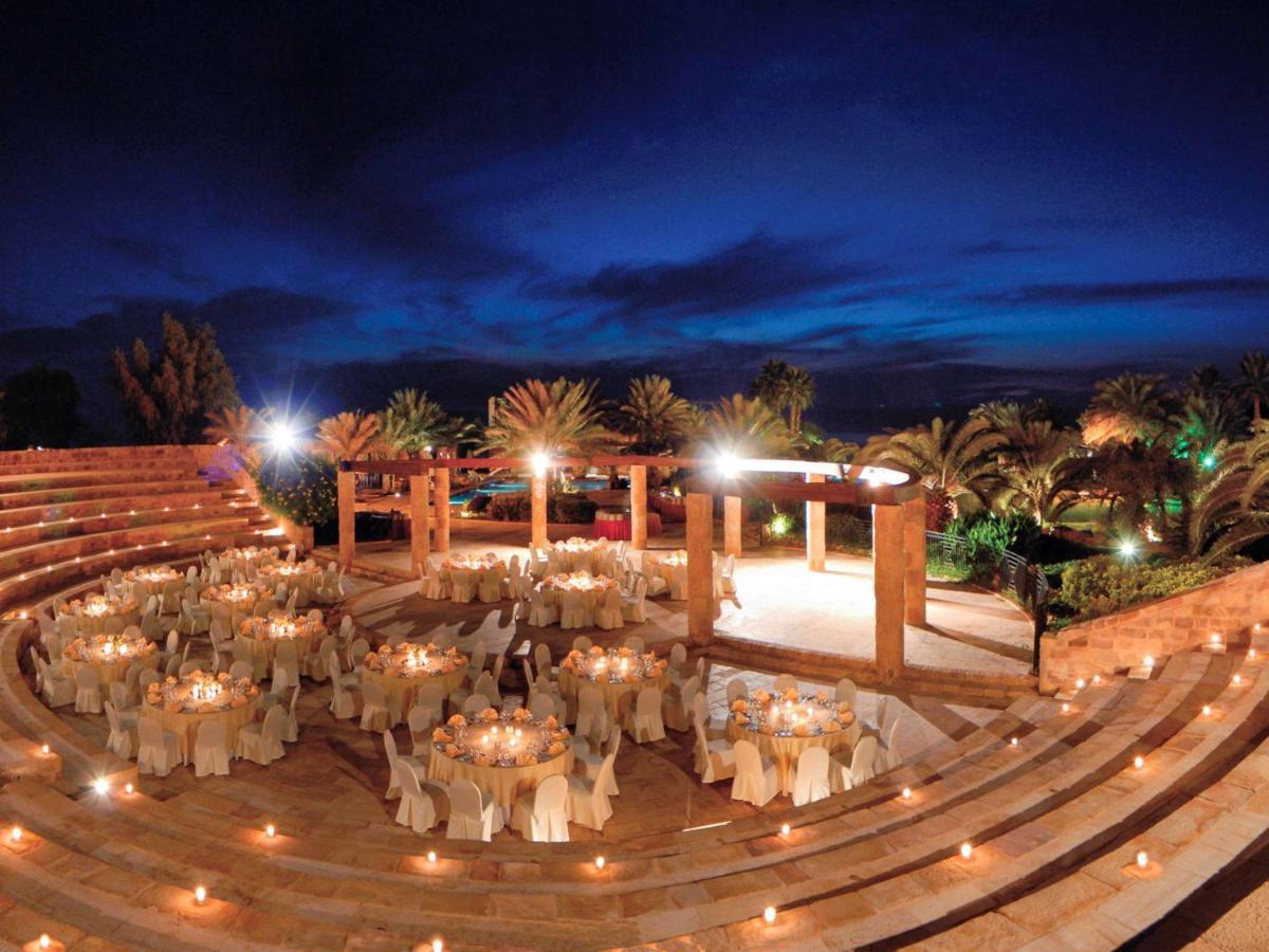 Moevenpick Resort & Spa Dead Sea Sweimeh Luaran gambar The resort's amphitheater