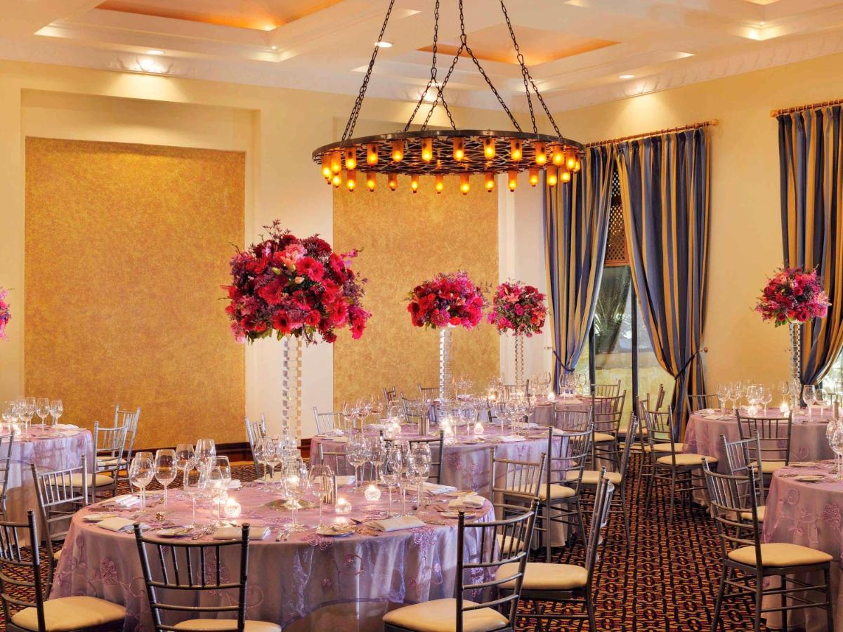 Moevenpick Resort & Spa Dead Sea Sweimeh Luaran gambar The ballroom at the Taj Bengal