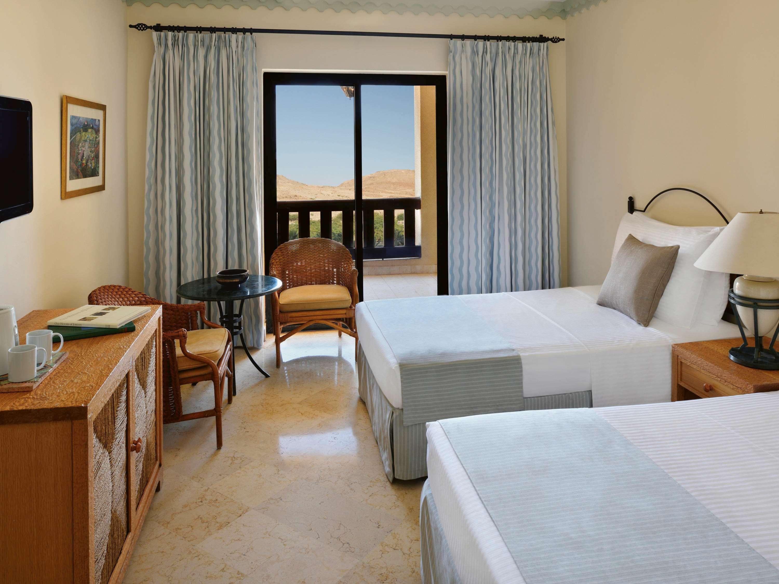 Moevenpick Resort & Spa Dead Sea Sweimeh Luaran gambar A room at the Hilton Luxor