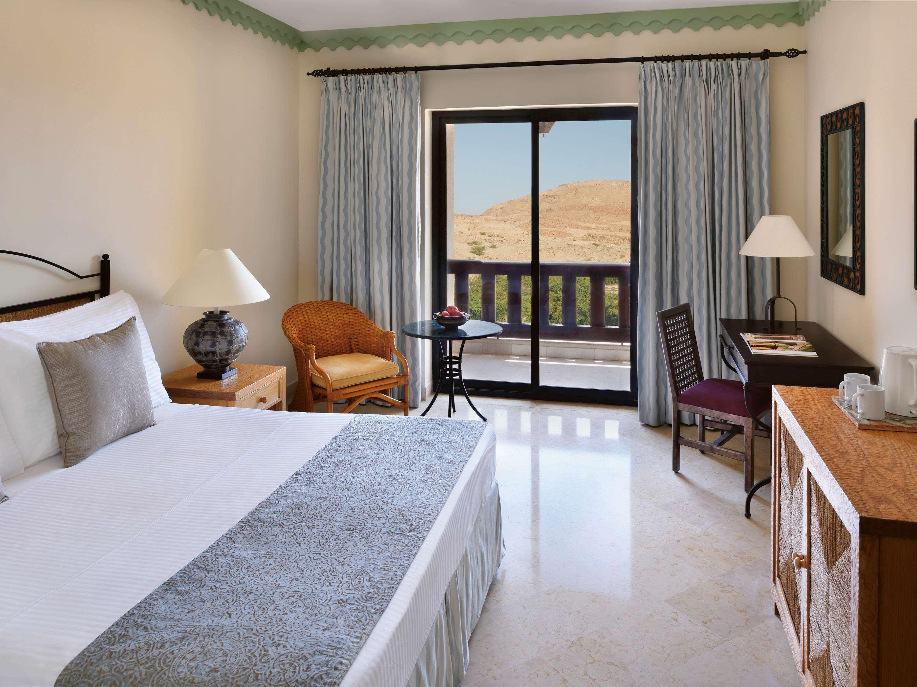 Moevenpick Resort & Spa Dead Sea Sweimeh Luaran gambar A room at the Movenpick Hotel in Petra, Jordan