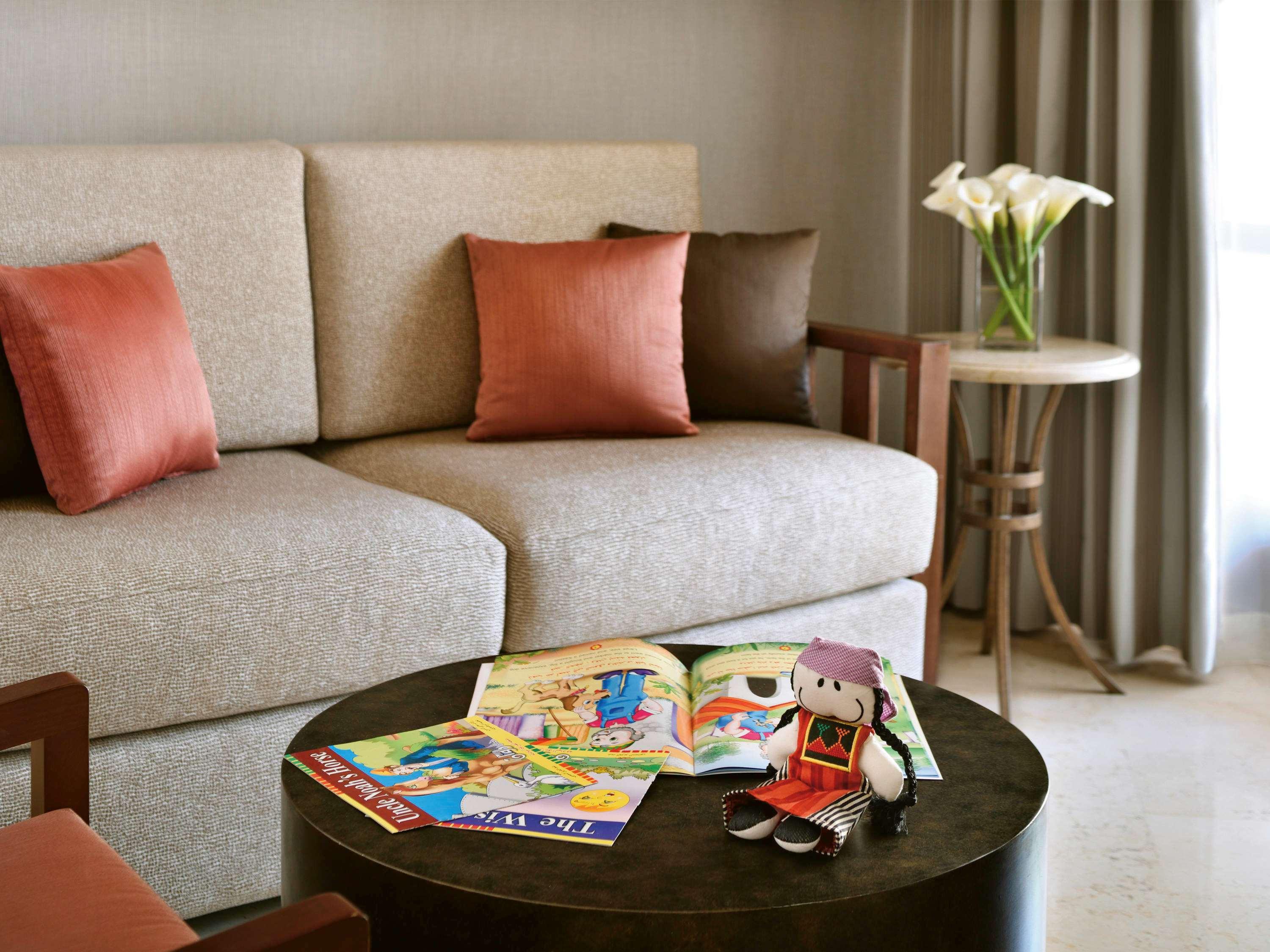 Moevenpick Resort & Spa Dead Sea Sweimeh Luaran gambar A living room at the hotel