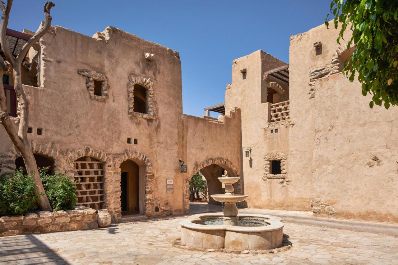 Moevenpick Resort & Spa Dead Sea Sweimeh Luaran gambar The courtyard of the palace