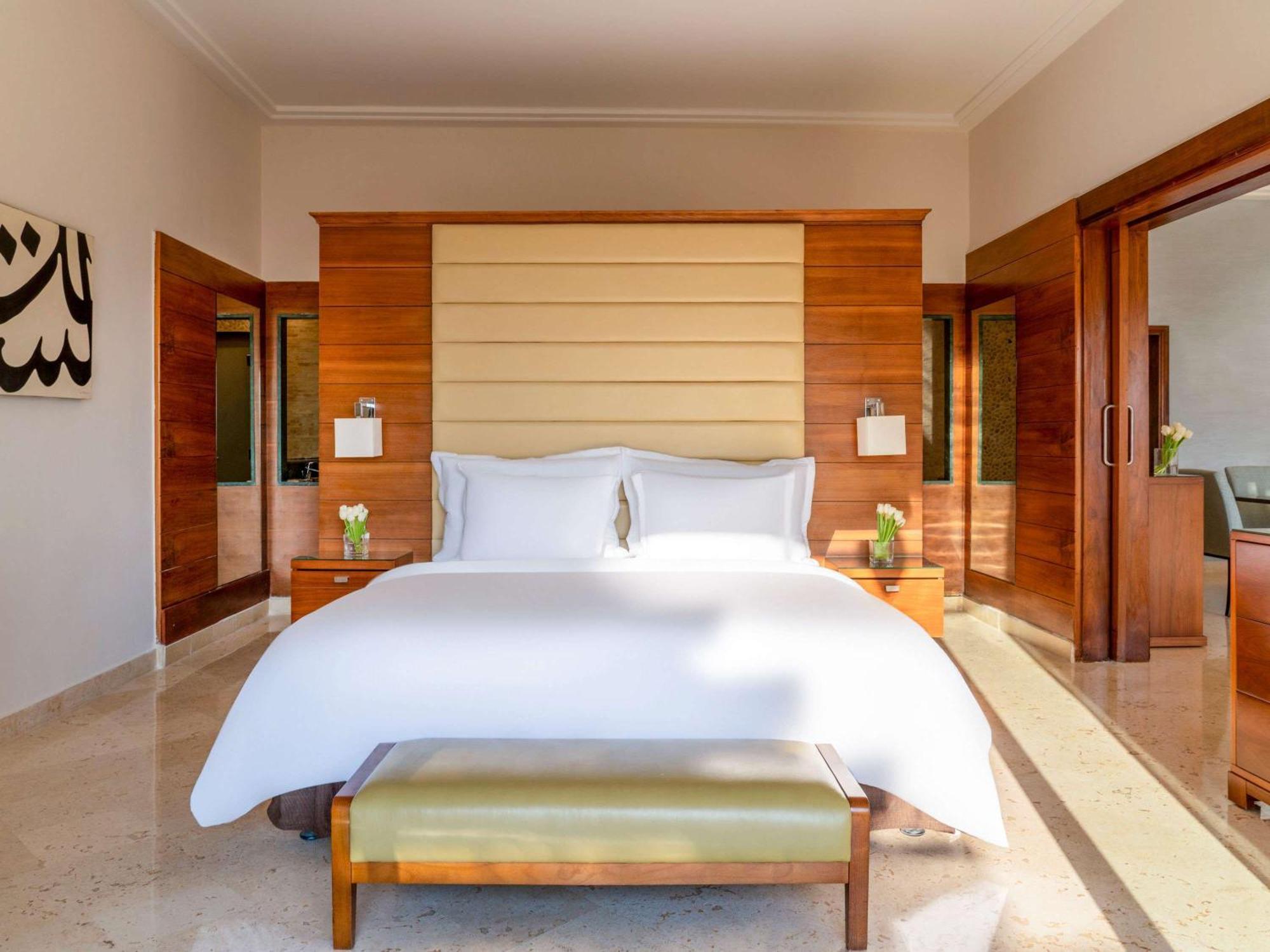 Moevenpick Resort & Spa Dead Sea Sweimeh Luaran gambar A bedroom at the Jumeirah Emirates Towers Hotel