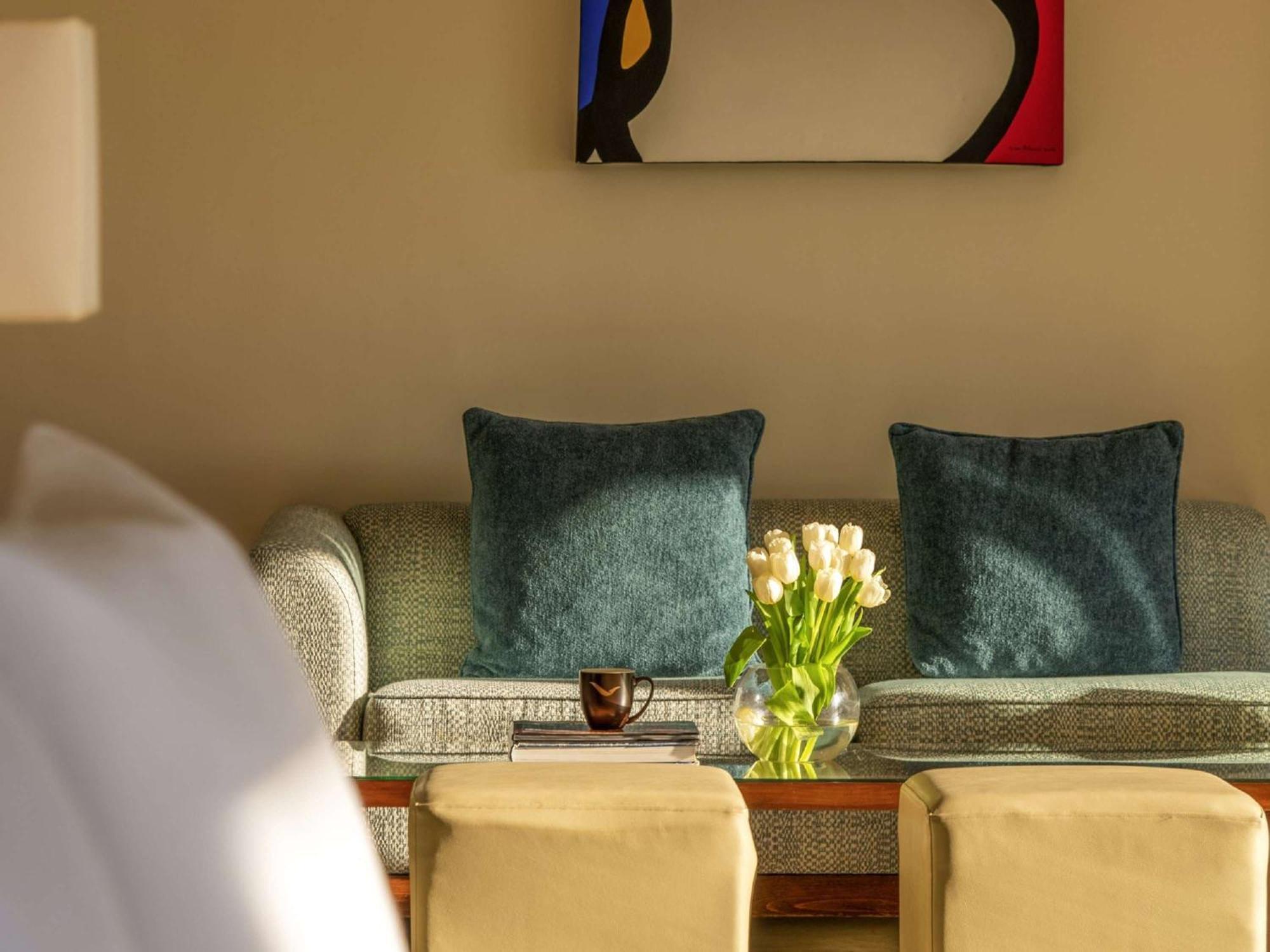 Moevenpick Resort & Spa Dead Sea Sweimeh Luaran gambar A suite at the hotel