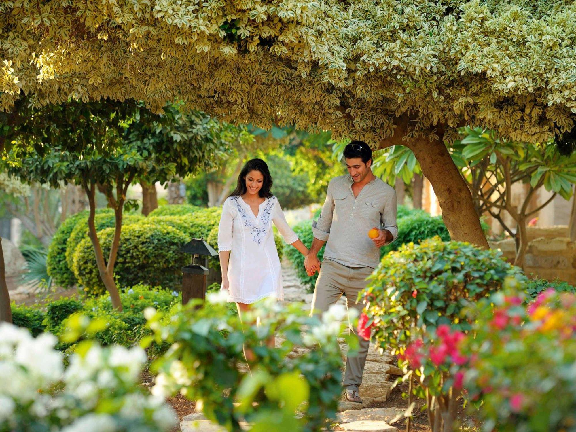 Moevenpick Resort & Spa Dead Sea Sweimeh Luaran gambar A couple walking in the park