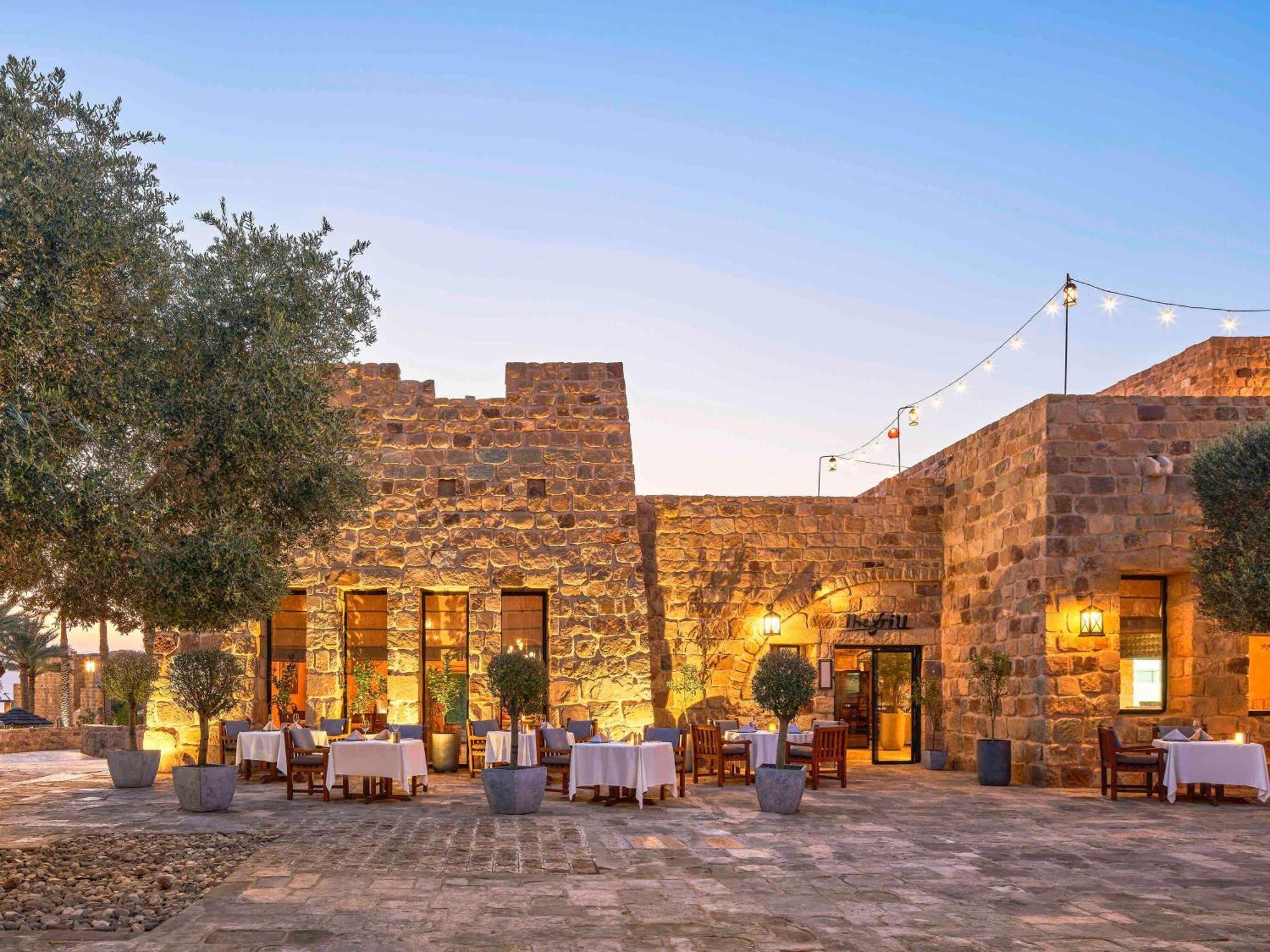 Moevenpick Resort & Spa Dead Sea Sweimeh Luaran gambar The restaurant at the Fort of St Lucian