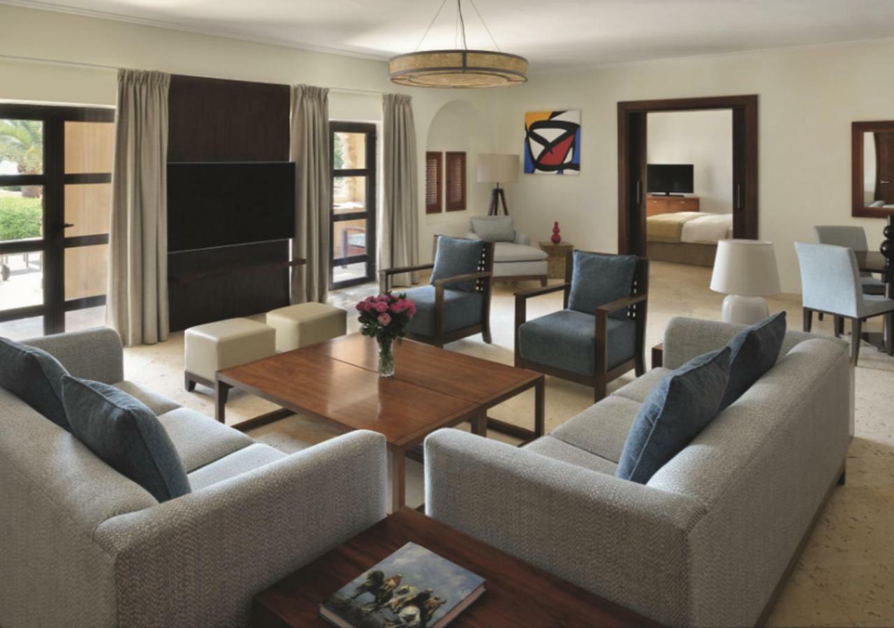 Moevenpick Resort & Spa Dead Sea Sweimeh Luaran gambar A living room