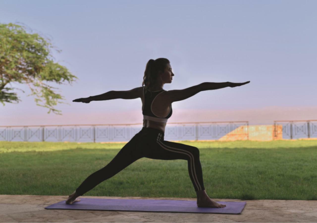 Moevenpick Resort & Spa Dead Sea Sweimeh Luaran gambar A woman practicing yoga