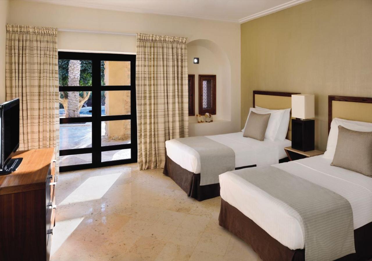 Moevenpick Resort & Spa Dead Sea Sweimeh Luaran gambar A guest room at the Royal Hawaiian